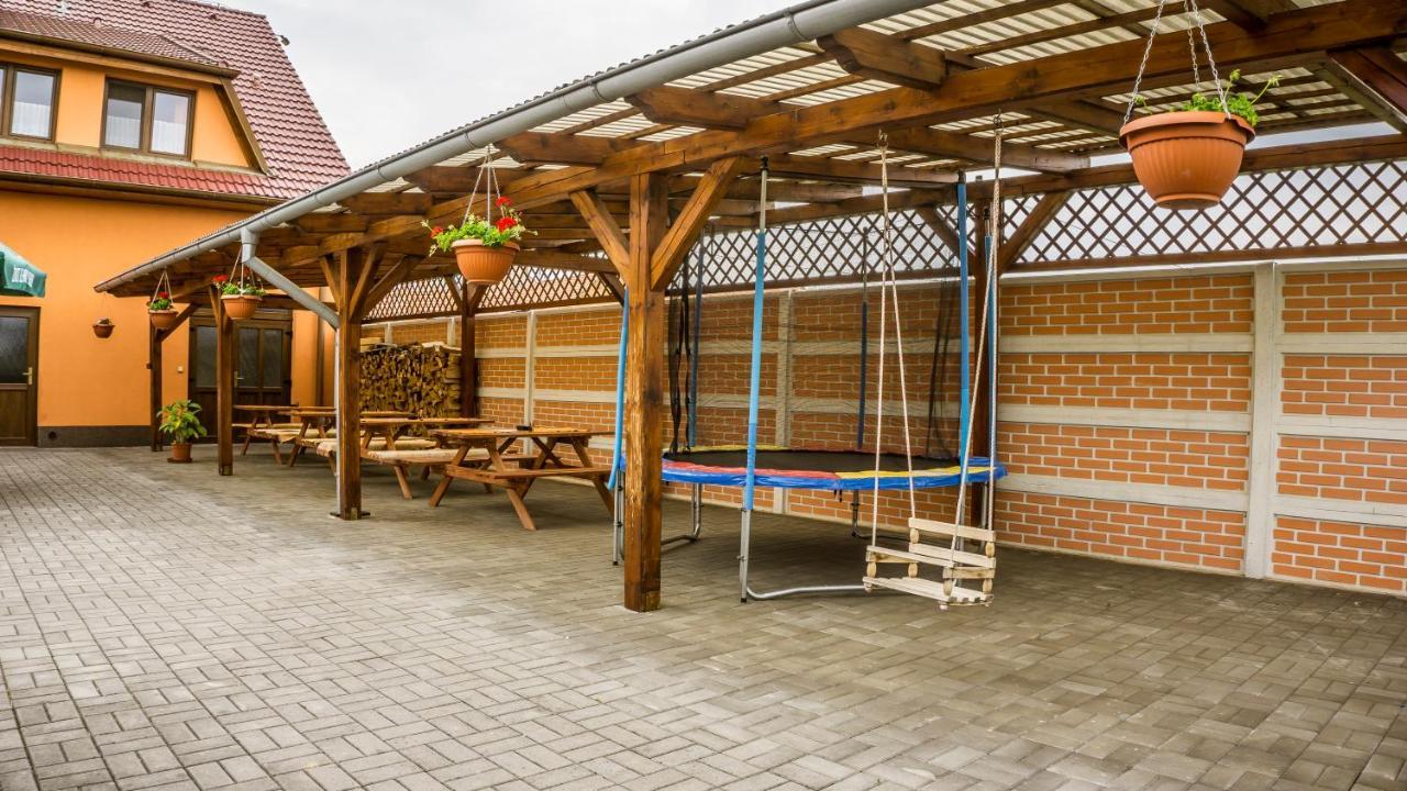 Penzion S Restauraci Na Furhaple Šakvice Zewnętrze zdjęcie